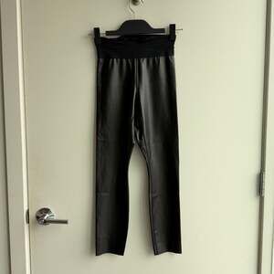 Good American Compression Faux Leather Flat Waistband Leggings Black Size 1